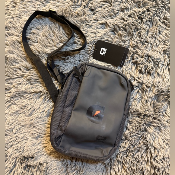 New with tags! Gatorade Logo
OGIO Resistant Black
Crossbody bag - Picture 1 of 9